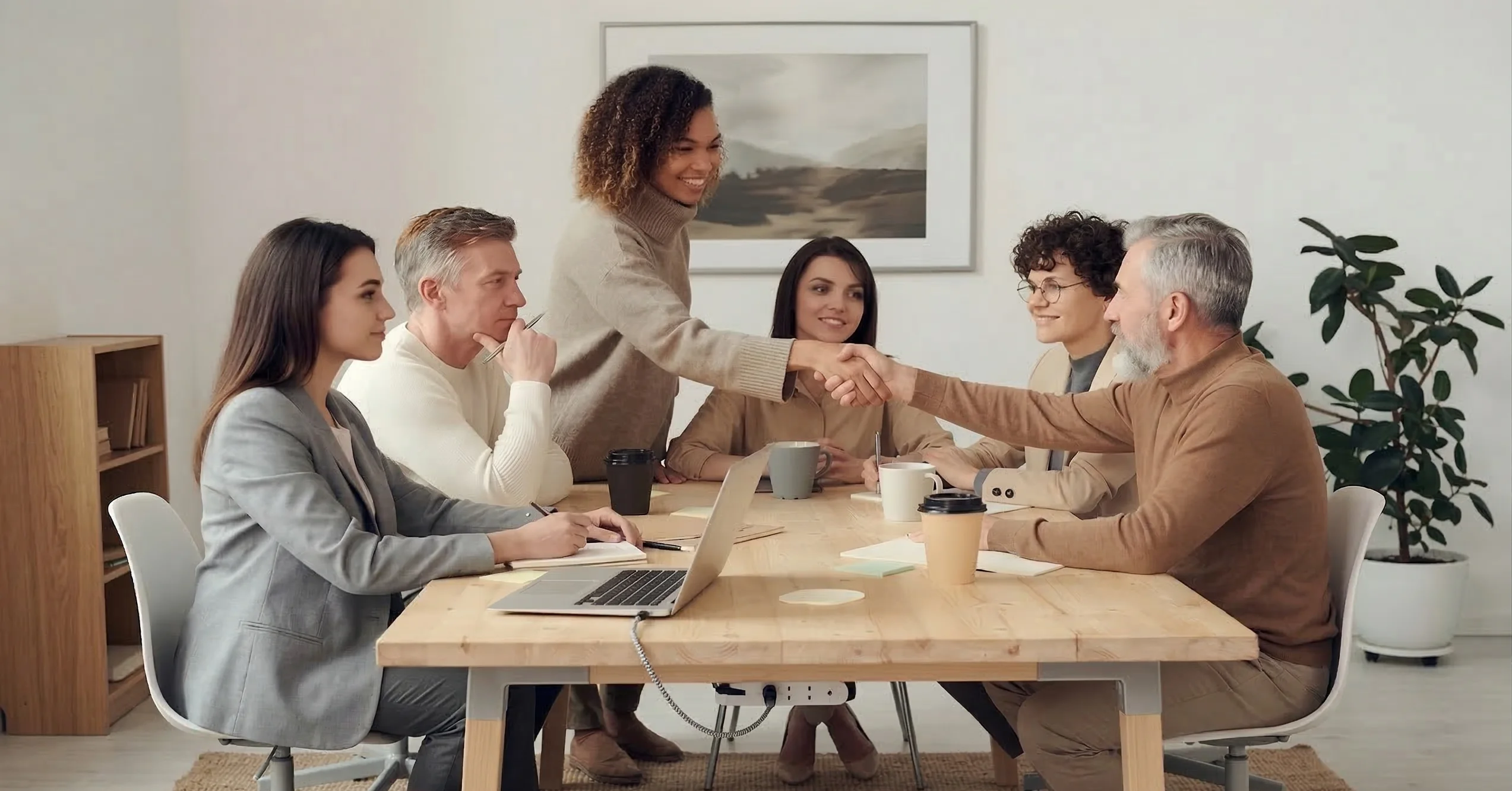 Équipe professionnelle en réunion de formation linguistique