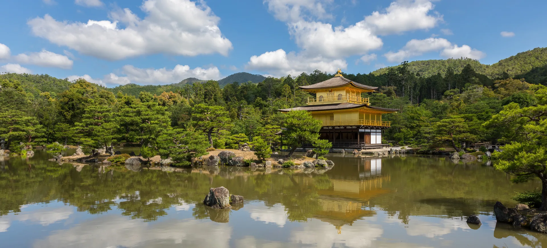 Le Kinkaku-ji, Pavillon d'Or, reflété dans son étang à Kyoto